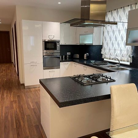 Modern Finished Apartment With Natural Light セント・ポールズ・ベイ エクステリア 写真