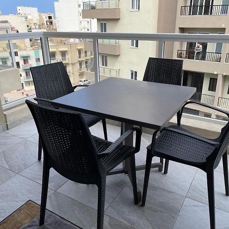 Modern Finished Apartment With Natural Light セント・ポールズ・ベイ エクステリア 写真